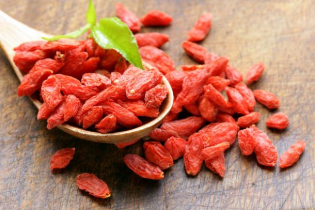Suszony jagody goji fot. Shutterstock Polacy w wyborze zdrowych produktów kierują się wiedzą z internetu