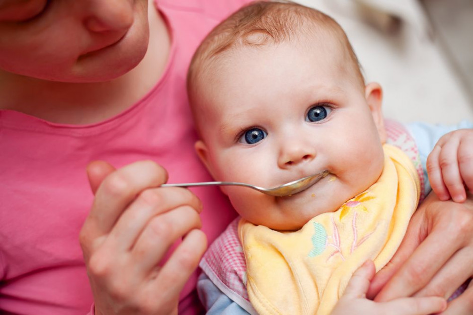 Europosłowie chcą zmian przepisów dot. zawartości cukru w żywności dla niemowląt