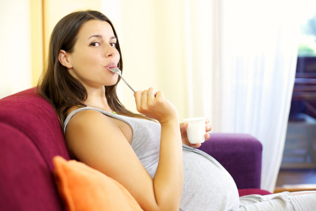 fot. shutterstock Jedzenie tłustych ryb przez mamy w okresie ciąży obniża ryzyko astmy u dzieci