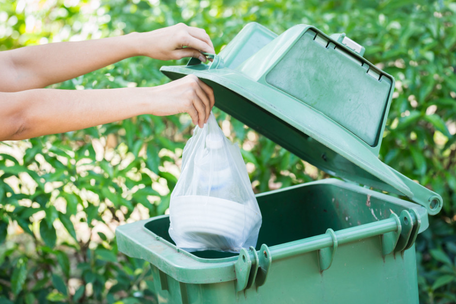 fot.. shutterstock.com Warszawiacy cenią ekologię - segregują odpady, nie korzystają z jednorazowych toreb - raport