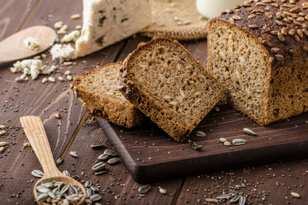 Chleb żytni pełnoziarnisty ma najniższy indeks glikemiczny spośród wszystkich rodzajów pieczywa. fot. shutterstock Chleb IG i makaron razowy pomogą chorym na cukrzycę