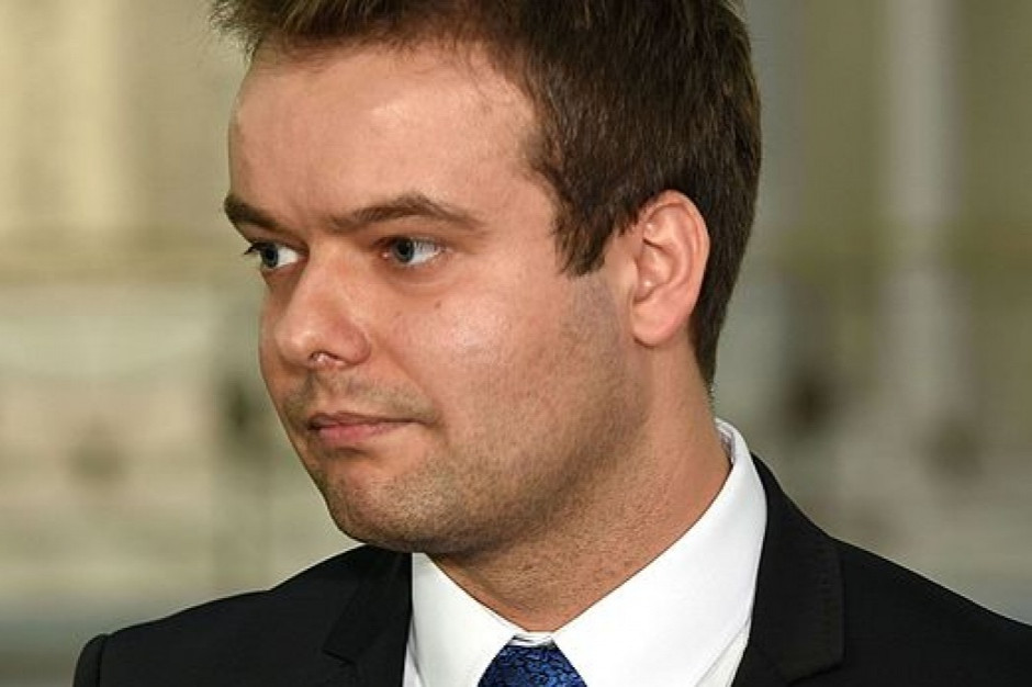 Rafał Bochenek, rzecznik rządu (fot. Adrian Grycuk/wikipedia.org/CC) Będzie kolejny projekt podatku dla sieci handlowych