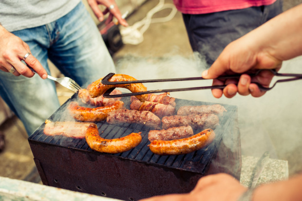 78 proc. ankietowanych przepytanych przez Okazje.info chętnie sięga po potrawy z grilla. fot. shutterstock Blisko połowa Polaków rozpocznie sezon grillowy w majówkę