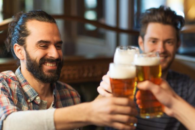 W pierwszych trzech dniach maja sprzedaż wartościowo sięga ok. 10 proc. miesiecznej sprzedaży fot. Shutterstock Majówka to symboliczny początek sezonu piwnego. Co przyniesie ten sezon?