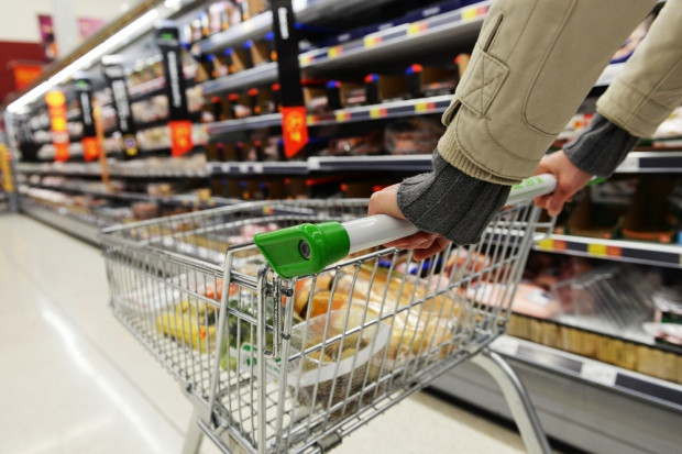 fot. Shutterstock Klienci sklepów spożywczych patrzą coraz częściej na inne czynniki niż cena
