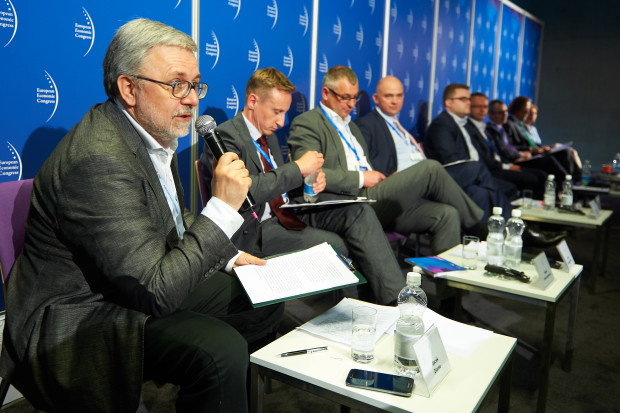 Debata "Firmy rodzinne w Europie". Na pierwszym planie prowadzący panel Jacek Ziarno, fot. PTWP EEC 2016: Pełna relacja z debaty „Firmy rodzinne w Europie