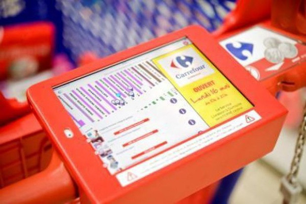 fot. Carrefour Sklepowy wózek z wbudowanym tabletem? Carrefour testuje nowe rozwiązanie