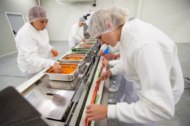 na fot. Fabryka Sushi Factory w Robakowie (fot. Sushi Factory) Coraz mniej pracownic w zakładach spożywczych. Efekt