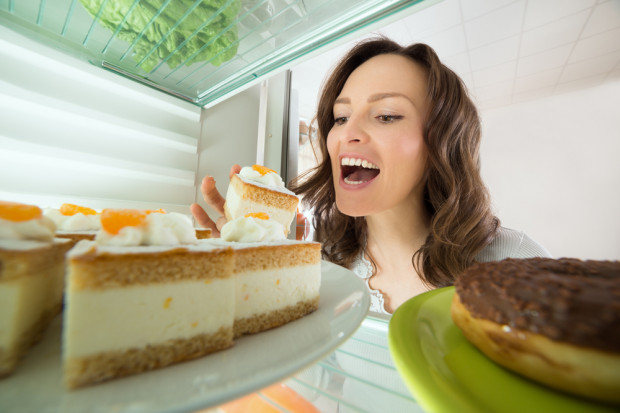 Polskie kobiety najczęściej rezygnują z jedzenia wieczornej kolacji. fot. shutterstock Dwie trzecie Polaków codziennie je przekąski, najczęściej słodkie i niezdrowe