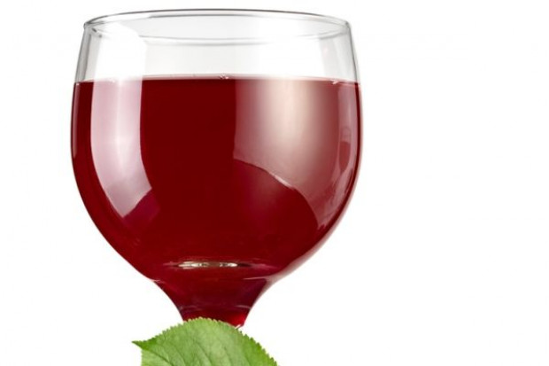 Wino z aronii fot. Shutterstock Produkcja win owocowych spadła w ciągu pięciu miesięcy 2016 r.