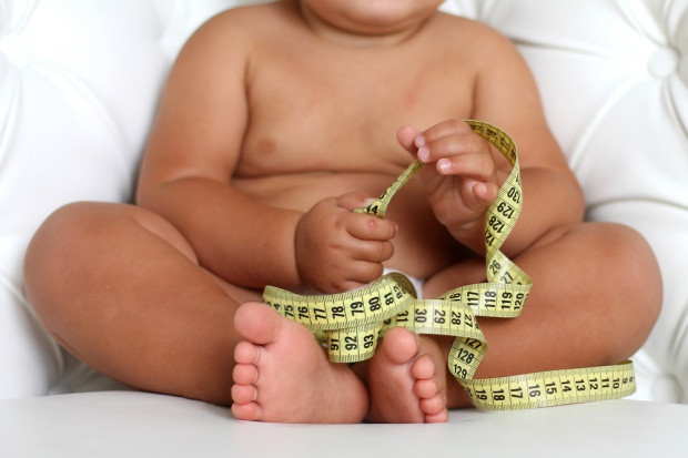 fot. Shutterstock Nadwaga w dzieciństwie może prowadzić do wczesnego sięgnięcia po używki