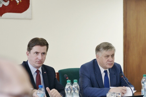 Minister Krzysztof Jurgiel oraz podsekretarz stanu Rafał Romanowski, fot. MRIRW Minister Rolnictwa spotkał się z wojewodami w sprawie suszy
