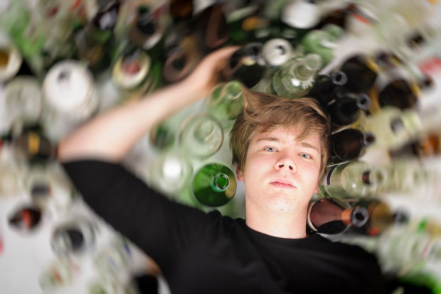 fot. shutterstock.com Rodzice mają największy wpływ na decyzję nastolatka o wyciągnięciu ręki po alkohol