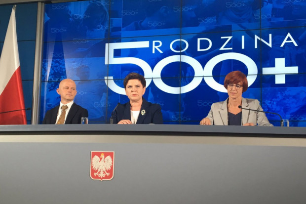 Premier Beata Szydło oraz ministrowie rodziny Elżbieta Rafalska i finansów Paweł Szałamacha podsumowali pierwszy etap obowiązywania programu "Rodzina 500 plus". fot. twitter Szałamacha: Dzięki 500 plus PKB wzrośnie o 0,5 punkta procentowego