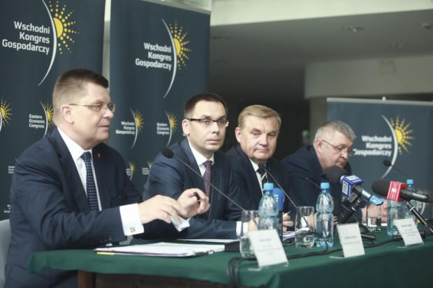 Konferencja prasowa nt. III Wschodniego Kongresu Gospodarczego. Od lewej: Jerzy Leszczyński, marszałek podlaski, Wojciech Kuśpik, prezes PTWP, Tadeusz Truskolaski, prezydent Białegostoku, Jarosław Cezary Worobiej, dyrektor Wydziału Certyfikacji i Funduszy Europejskich Podlaskiego Urzędu Wojewódzkiego. Fot. PTWP We wrześniu odbędzie III Wschodni Kongres Gospodarczy w Białymstoku
