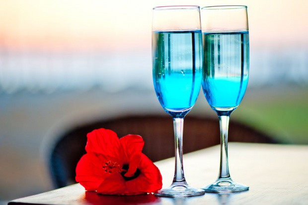 Niebieskie wino; fot. shutterstock.com Niespotykane barwy żywności - nowy trend na rynku spożywczym