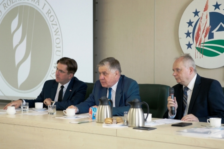Minister Krzysztof Jurgiel, podsekretarz stanu Rafał Romanowki i przewodniczący Rady Jerzy Wierzbicki podczas drugiego posiedzenia Rady Dialogu Społecznego w Rolnictwie. Fot. MRiRW Drugie posiedzenie Rady Dialogu Społecznego w Rolnictwie