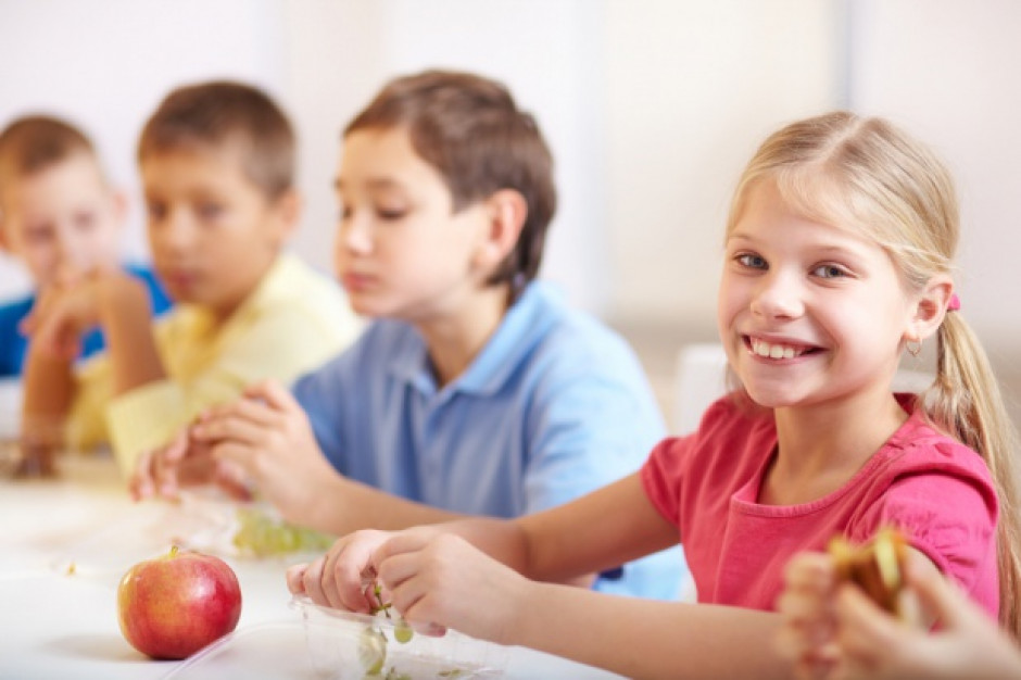 fot. shutterstock Tesco w Wielkiej Brytanii rozdaje dzieciom owoce