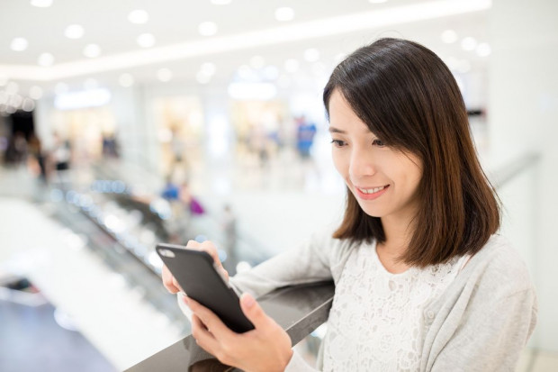 Fot. shutterstock Tylko 41 proc. e-konsumentów robi zakupy za pomocą smartfona