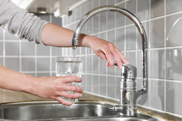 fot. shutterstock Prawie połowa mieszkańców miast pije wodę z kranu (wideo)
