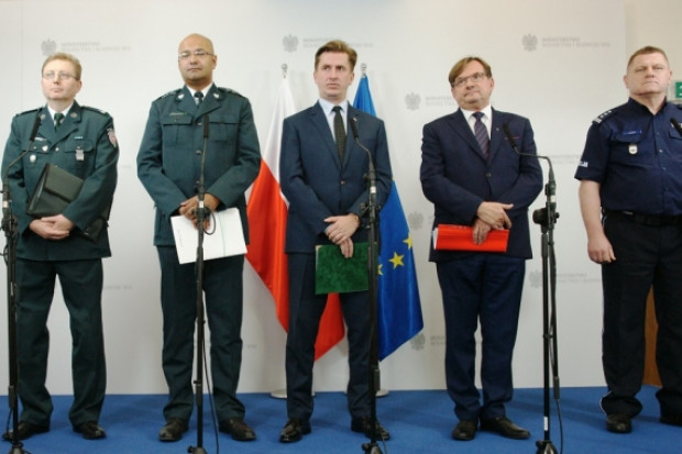 Uczestnicy konferencji prasowej (od lewej: Nadkomisarz w Departamencie Kontroli Celnej, Podatkowej i Kontroli Gier Wiesław Sieńko, Główny Inspektor Transportu Drogowego Alvin Gajadhur, Podsekretarz Stanu w Ministerstwie Rolnictwa i Rozwoju Wsi Rafał Romanowski, Główny Lekarz Weterynarii Włodzimierz Skorupski oraz Z-ca Głównego Komendanta Policji Jan Lach. Fot. MRiRW Ministerstwo rolnictwa o działaniach ws. ASF