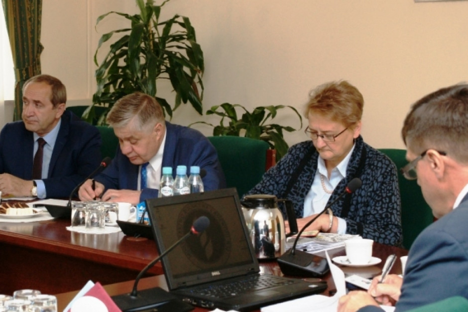 I posiedzenie Międzyresortowego Zespołu do spraw łagodzenia skutków związanych z wystąpieniem przypadków afrykańskiego pomoru świń. Fot. MRiRW Odbyło się pierwsze posiedzenie międzyresortowego zespołu ds. ASF
