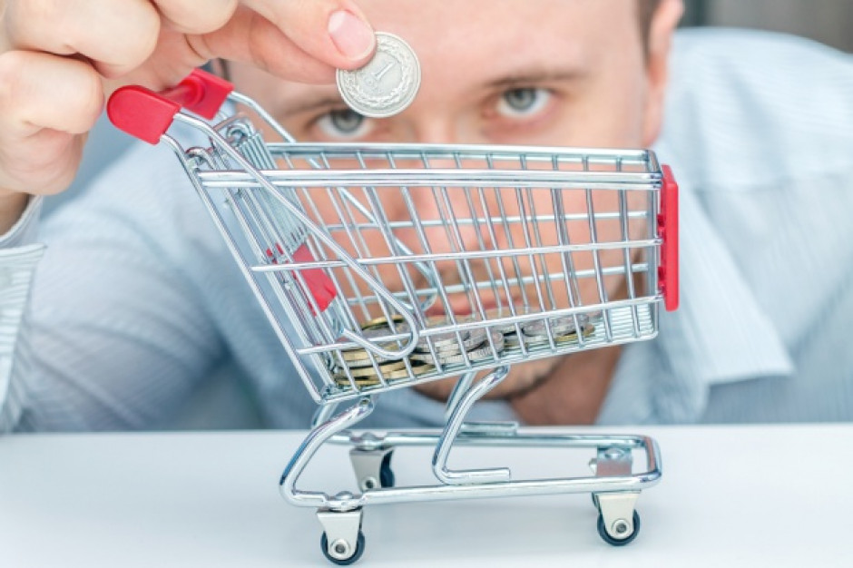 28 proc. badanych wskazało, że od kupowania polskich produktów powstrzymuje ich wysoka cena. fot. shutterstock Dlaczego Polacy nie chcą kupować polskich produktów?