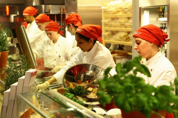 Kucharze w restauracji sieci Vapiano Siec Vapiano otwiera kolejną restaurację w Polsce