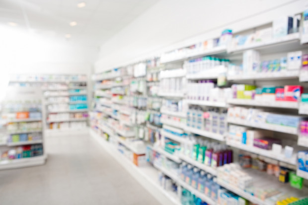 Realizacja postulatów aptekarzy może utrudnić dostęp do popularnych i tanich leków przeciwbólowych - oceniają producenci leków. fot. shutterstock Farmaceuci chcą ograniczeń w sprzedaży leków poza aptekami