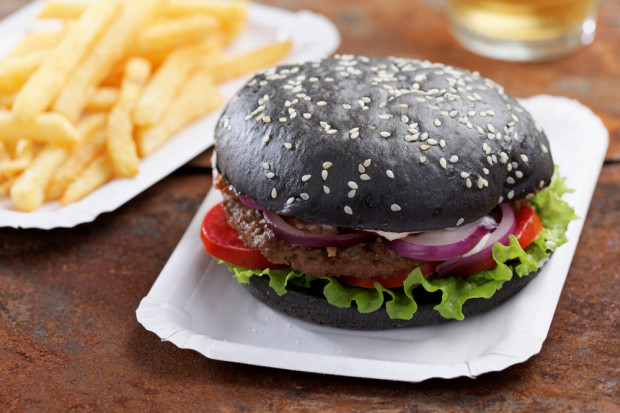 Fot. shutterstock Czarne lody i burgery. Nowy trend w branży gastronomicznej