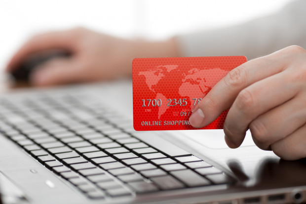 Fot. Shutterstock Sondaż: za e-zakupy nadal gotówką
