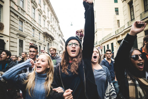 fot. shutterstock Czarny protest przed Sejmem przeciw całkowitemu zakazowi aborcji