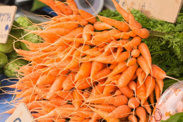 fot. shutterstock Lidl sprowadza marchewki z Danii. Polskie są na półce o złotówkę droższe
