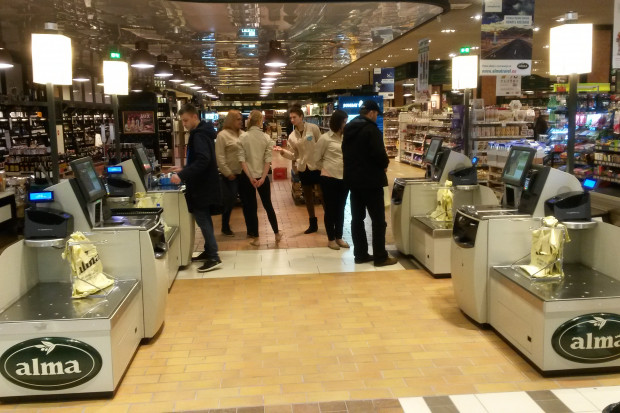 Sklep sieci Alma Market; fot. za jantar.pl Alma musi spłacić ponad 60 mln zł. PKO BP wypowiedział spółce kredyty
