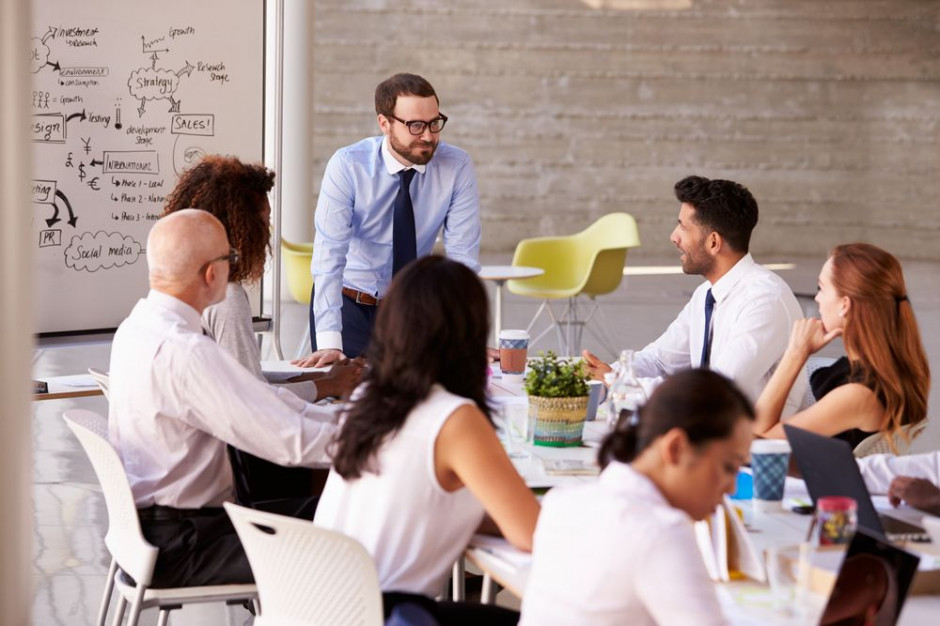 fot. shutterstock Praca w dużej firmie: Nie trzeba wybierać tradycyjnej ścieżki kariery