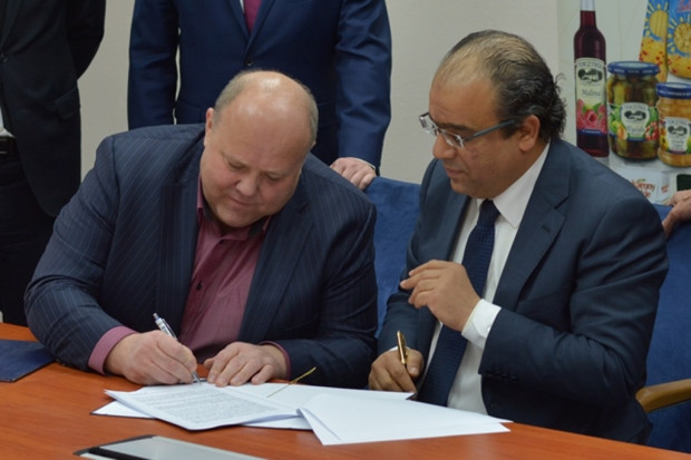 Zenon Daniłowski, prezes Makaronów Polskich oraz Samir El Waziri (z prawej), fot. Makarony Polskie Egipcjanin w radzie nadzorczej Makaronów Polskich