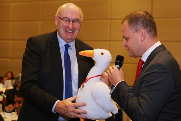 Phil Hogan, komisarz ds. rolnictwa i rozwoju wsi w Komisji Europejskiej oraz Łukasz Dominiak, dyrektor generalny KRD-IG. Fot. KRD-IG KRD-IG reprezentantem europejskiego drobiarstwa w Azji