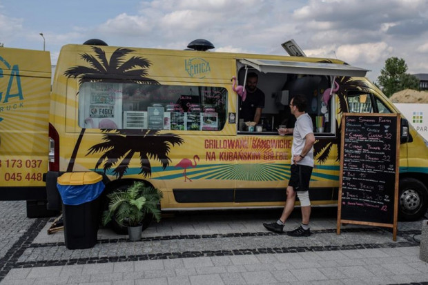 Food trucka "La Chica" można spotkać w Warszawie i okolicach od wiosny 2015 roku. fot. facebook/lachicasandwicheria La Chica: Prowadzenie food trucka przypomina małą restaurację