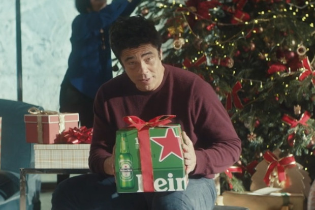 Benicio Del Toro w reklamie Heinekena, kadr za Vimeo Benicio Del Toro w świątecznej reklamie Heinekena (wideo)