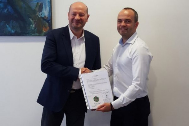 Podpisanie umowy licencyjnej 21.09.2016 r., od lewej Andrzej Kolasa, dyrektor zarządzający Scorpios oraz Konrad Korzeniewski, kierownik zarządzania kategorią wina w Eurocash fot. Scorpios Wina Sophia z Eurocash zmienią układ sił na rynku; to nowe rozdanie w kategorii win stołowych