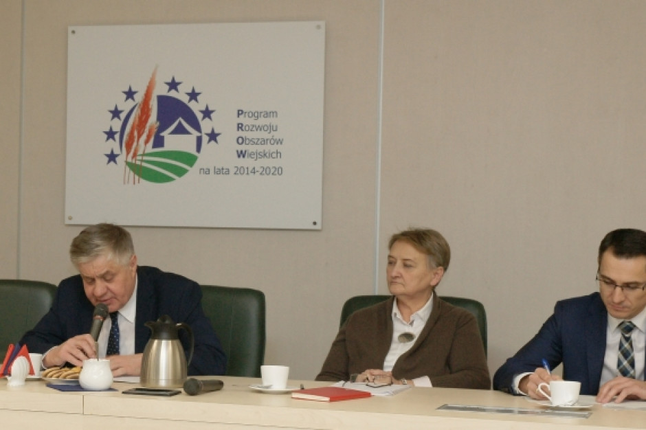Fot.MRiRW/ Spotkanie w sprawie rolnictwa ekologicznego. Od lewej minister Krzysztof Jurgiel, podsekretarz stanu Ewa Lech i dyrektor Bogusław Rzeźnicki Minister Jurgiel o barierach rozwoju rolnictwa ekologicznego
