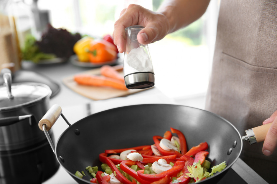 Spożycie soli w Polsce zmniejszyło się z 15 g na osobę dziennie w 1998 r. do około 11 g w 2015 roku. fot. shutterstock Obniżenie spożycia soli przez społeczeństwo zajmie lata