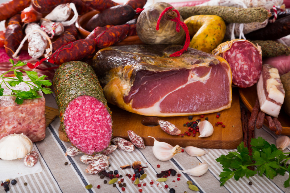 Fot. shutterstock Lidl, podobnie jak Biedronka, poszerzył ofertę o regionalne wędliny