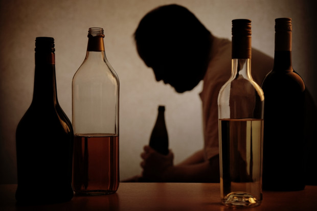 fot. shutterstock Nadużywanie alkoholu postarza naczynia krwionośne