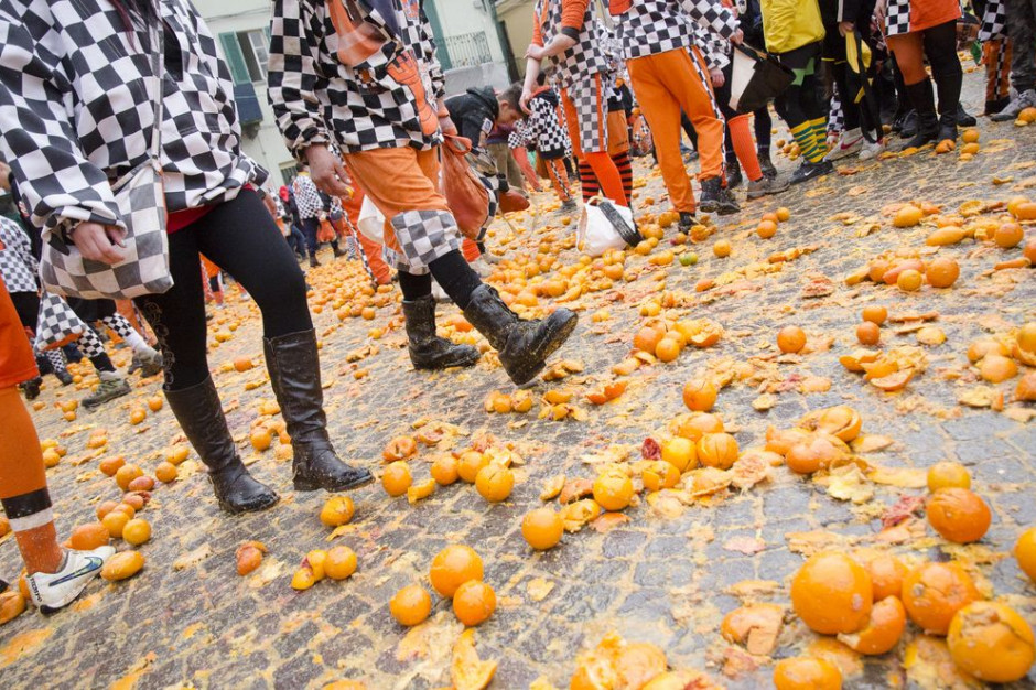 fot. shutterstock Włochy: 138 osób z obrażeniami po karnawałowej bitwie na pomarańcze