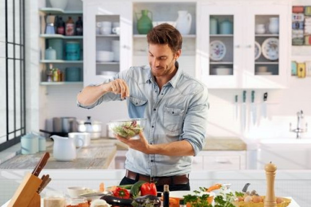 fot. shutterstock Polscy mężczyźni coraz chętniej gotują w domowym zaciszu