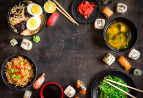 fot. shutterstock Hity street food 2017: Ramen, poke bowl i podpłomyki