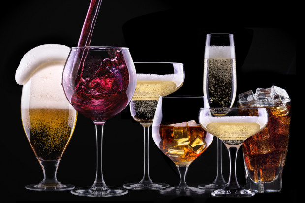 fot. Shutterstock Piwo w środę, wódka w sobotę, czyli co, kiedy i jak piją Polacy