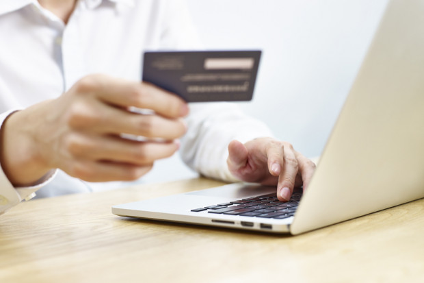 Fot. shutterstock Badanie: 70 proc. zakupów w e-sklepach klienci opłacają przez internet