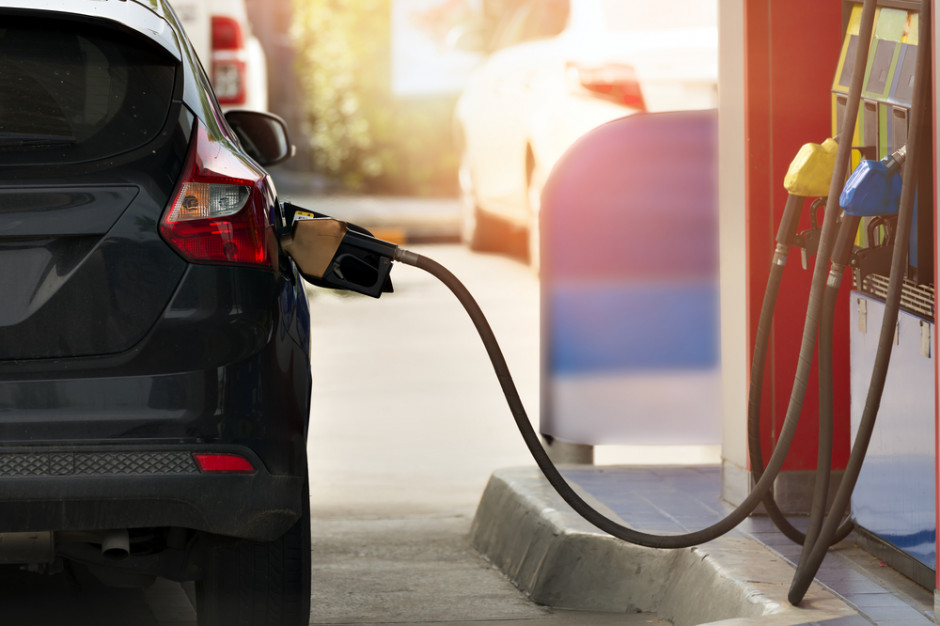 Na stacjach benzynowych na początku maja spadek cen paliw